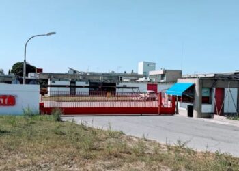 Espectacular incendio en la histórica fábrica Fiesta tras una explosión en el exterior de la nave