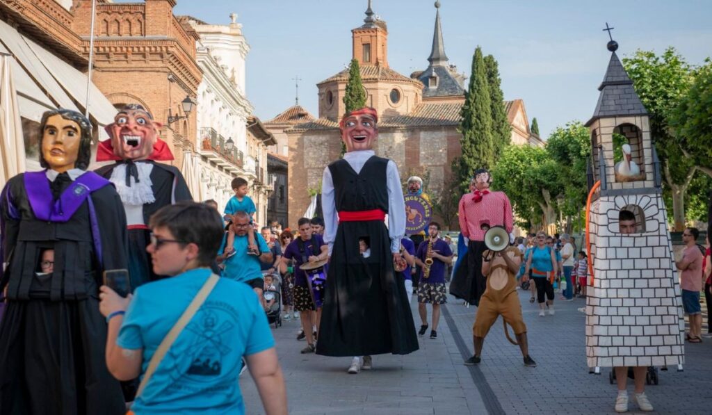 Gigantes y Cabezudos recorrerán ocho días los barrios de Alcalá: estos son los itinerarios de las Ferias 2026 1 gigantes y Cabezudos