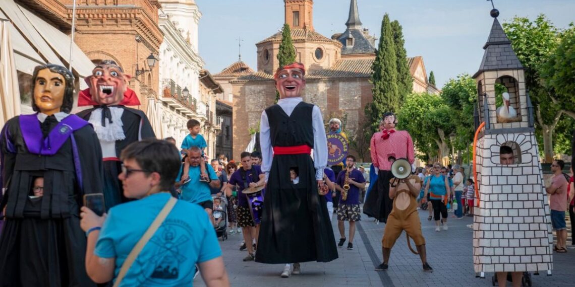 Gigantes y Cabezudos recorrerán ocho días los barrios de Alcalá: estos son los itinerarios de las Ferias 2026 1 gigantes y Cabezudos
