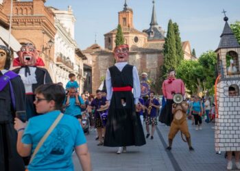 Encuentro de gigantes y cabezudos en Alcalá: un desfile con sabor popular