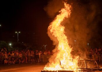 La Hoguera de San Juan y el tributo a ABBA cierran las Fiestas del Distrito V en Alcalá