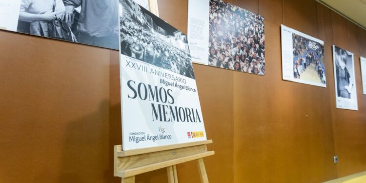 Alcalá rinde homenaje a Miguel Ángel Blanco con una exposición y un nuevo monumento conmemorativo 1 homenaje miguel angel blanco