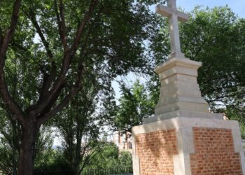 La Cruz del Siglo, restaurada tras su desplome, recupera su sitio en el paisaje urbano