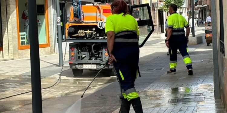 Una pulsera contra el calor extremo: el Ayuntamiento ensaya un sistema para proteger a los barrenderos en verano 1 limpieza intensiva viaria