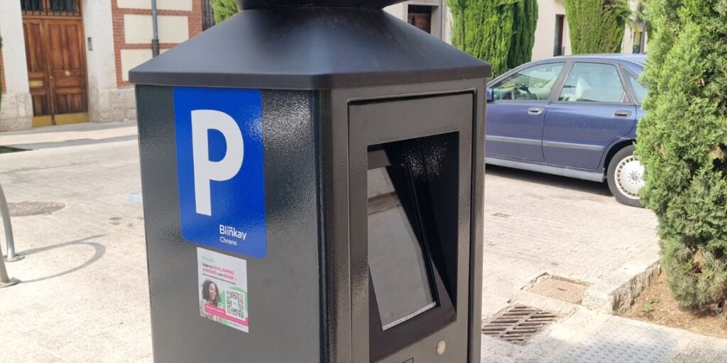 Ya es posible pagar la zona azul de Alcalá con Bizum, Apple Pay y Google Pay 1 parquimetro zona azul