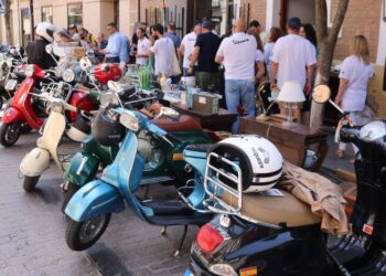 El Vespa Club Alcalá celebra su décimo aniversario con una exposición y coloquio en la Librería Capitel