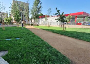 La calle Torrejón del Rey estrena una nueva zona verde tras una intervención de más de 30.000 euros
