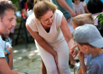 79 menores tutelados pasarán parte del verano con familias madrileñas gracias al programa ‘Vacaciones en familia’