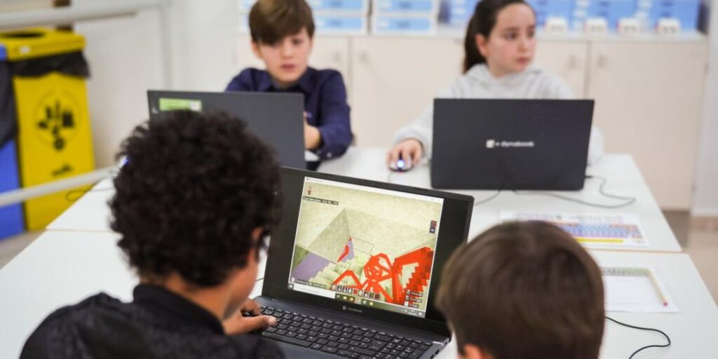 Adiós al uso individual de dispositivos en Infantil y Primaria: nuevas restricciones a partir de septiembre 1 alumnos portatiles