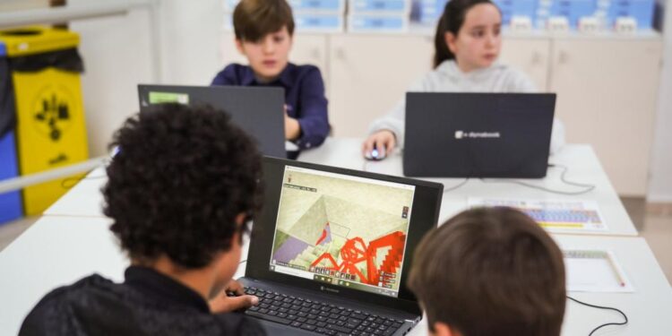 Adiós al uso individual de dispositivos en Infantil y Primaria: nuevas restricciones a partir de septiembre 1 alumnos portatiles
