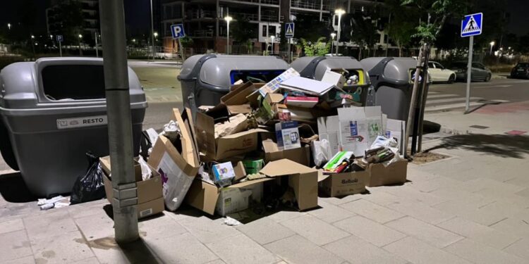 Una vecina del barrio de El Olivar traslada "una vez más" al Ayuntamiento su preocupación por el estado de limpieza en la zona 1 basura el olivar