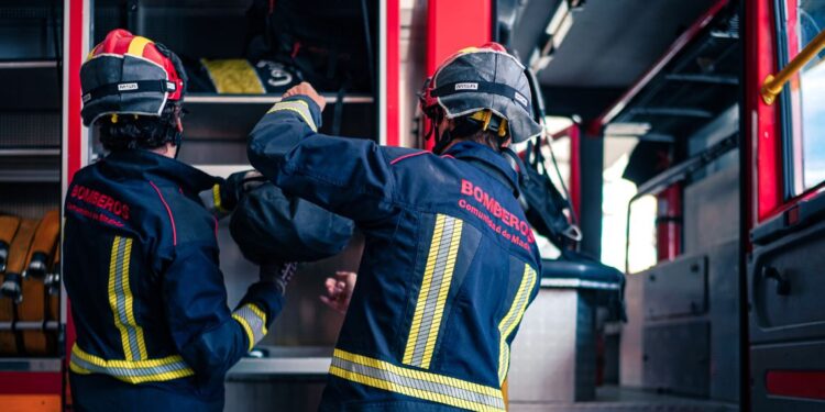 Imagen de archivo: dos bomberos de la Comunidad de Madrid organizan el equipo tras una intervención.