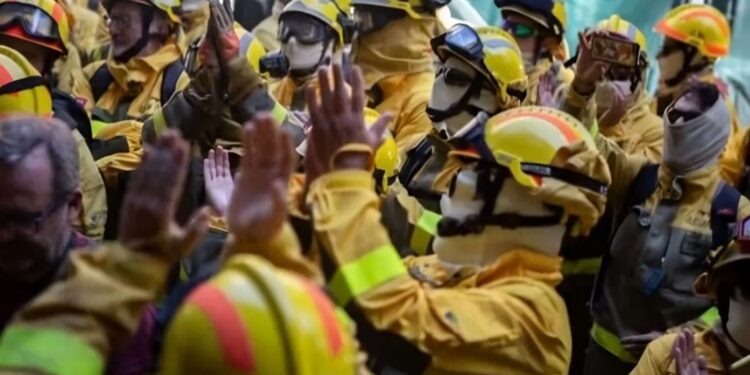 Fotograma de un vídeo compartido en redes sociales por los Bomberos Forestales de la Comunidad de Madrid (@BBFFMadrid), durante la protesta ante la sede de TRAGSA.