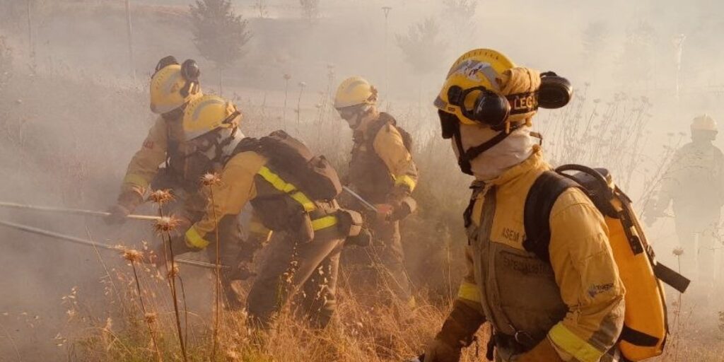 El riesgo de incendio desciende en Alcalá, aunque persiste el nivel extremo en el sur de la región 1 bomberos incendio forestal