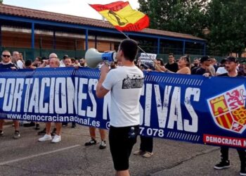 Cánticos franquistas y una detención en la concentración frente al CAED con presencia de grupos de extrema derecha