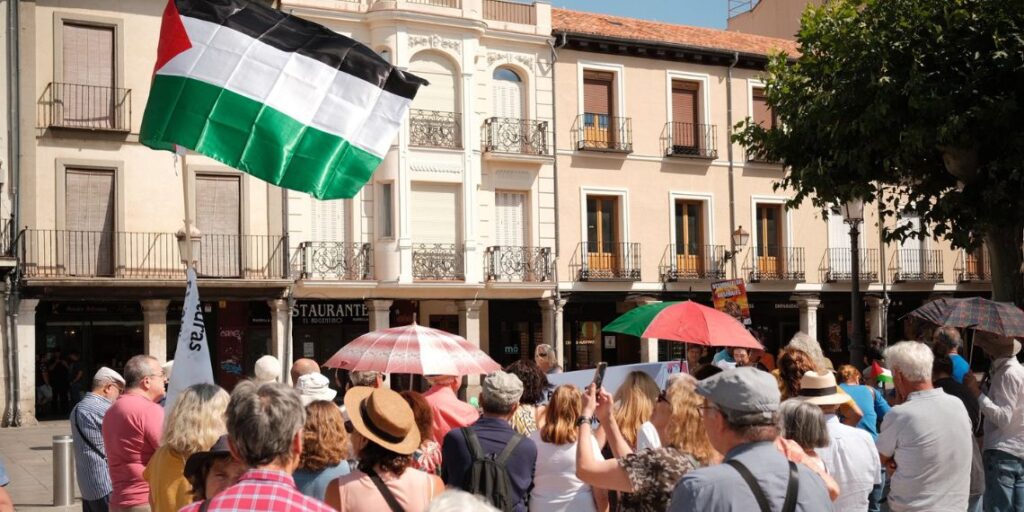 "Ni terrorismo ni genocidio": vecinos y vecinas de Alcalá se concentran pidiendo la paz en Palestina 1 concentracion paz palestina alcala