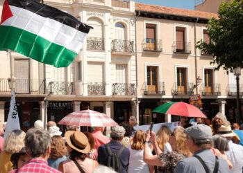 «Ni terrorismo ni genocidio»: vecinos y vecinas de Alcalá se concentran pidiendo la paz en Palestina
