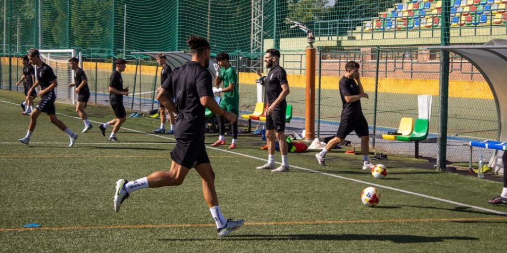 La RSD Alcalá arranca motores: empieza la pretemporada con nuevos fichajes y la ilusión de la Segunda Federación 1 entrenamiento rsd alcala