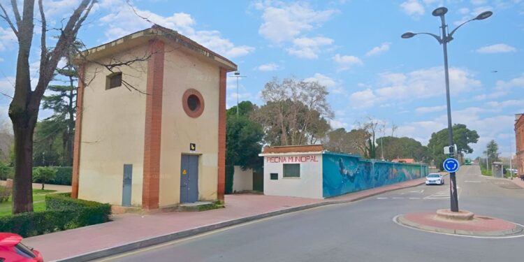 Las piscinas del Parque O’Donnell abrirán sus puertas este sábado tras semanas de incertidumbre 1 fachada piscina municipal odonnell