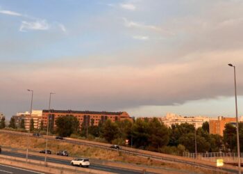 Llueve ceniza en Alcalá: El humo del incendio de Méntrida cubre el cielo complutense