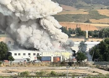 Incendio en una planta de baterías en Azuqueca provoca una nube tóxica visible desde Alcalá