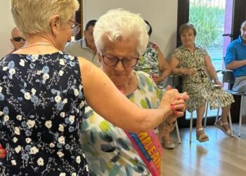 Cien años de sonrisas: Lali celebra su siglo de vida rodeada de afecto en el Centro de Mayores Los Pinos