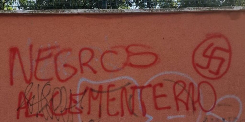 Aparecen pintadas de carácter racista y simbología nazi en un muro junto al CAED 1 pintada nazi caed