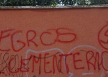 Aparecen pintadas de carácter racista y simbología nazi en un muro junto al CAED