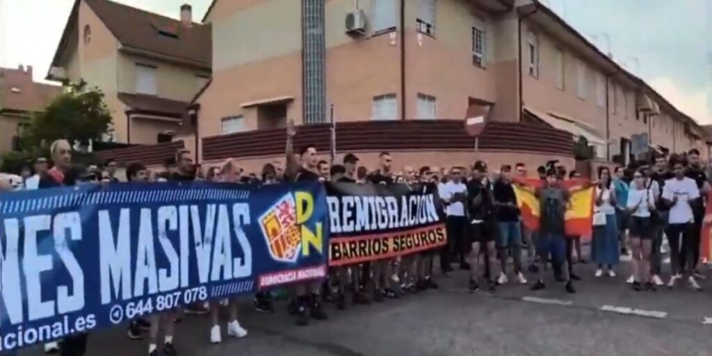 “Lo que me da miedo no es el CAED, sino los símbolos fascistas en mi calle”: un vecino critica la presencia de grupos ultras en el barrio 1 protesta caed saludos fascistas