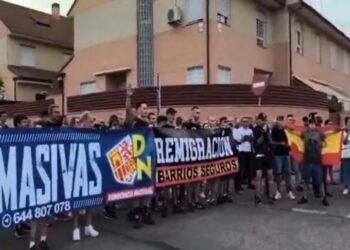 “Lo que me da miedo no es el CAED, sino los símbolos fascistas en mi calle”: un vecino critica la presencia de grupos ultras en el barrio