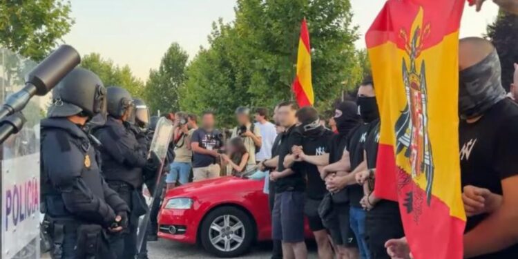 Simbología franquista y enfrentamientos con la Policía en una protesta no autorizada contra el CAED en Alcalá 1 protesta caed simbologia ultra