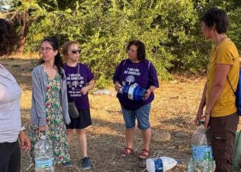 Vecinos y voluntarios se movilizan para regar los árboles de la Colada de Villamalea en plena ola de calor