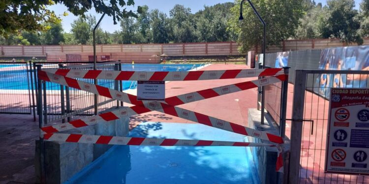 Piscina municipal precintada