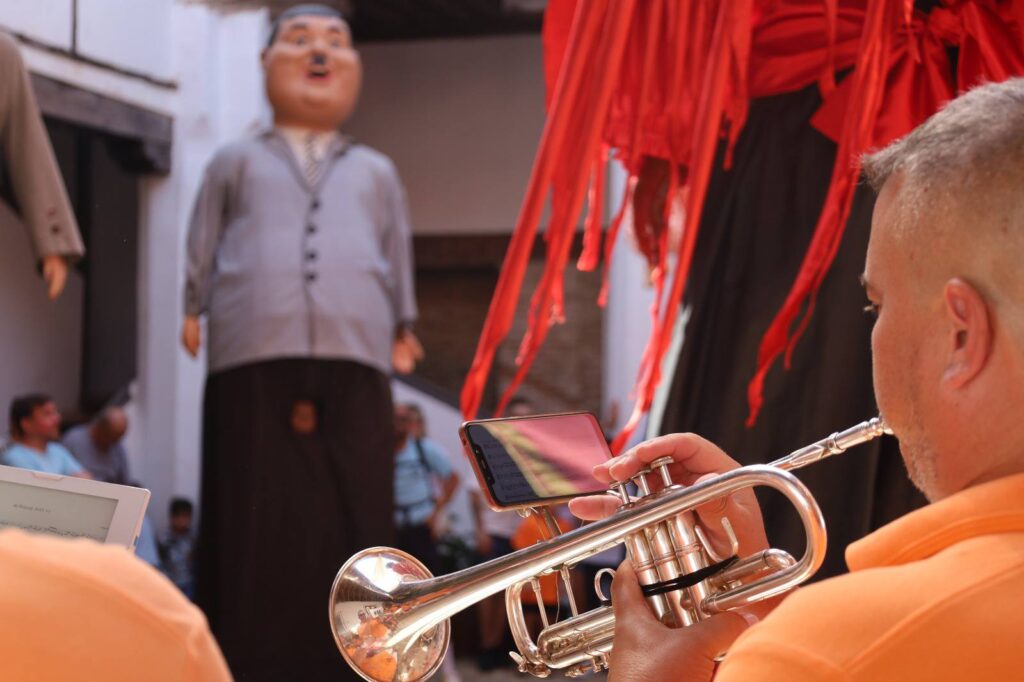 Multitudinario desfile de Gigantes y Cabezudos en el centro de Alcalá durante las fiestas de los Santos Niños 4 528090046 1201945761960955 5537763331531856150 n