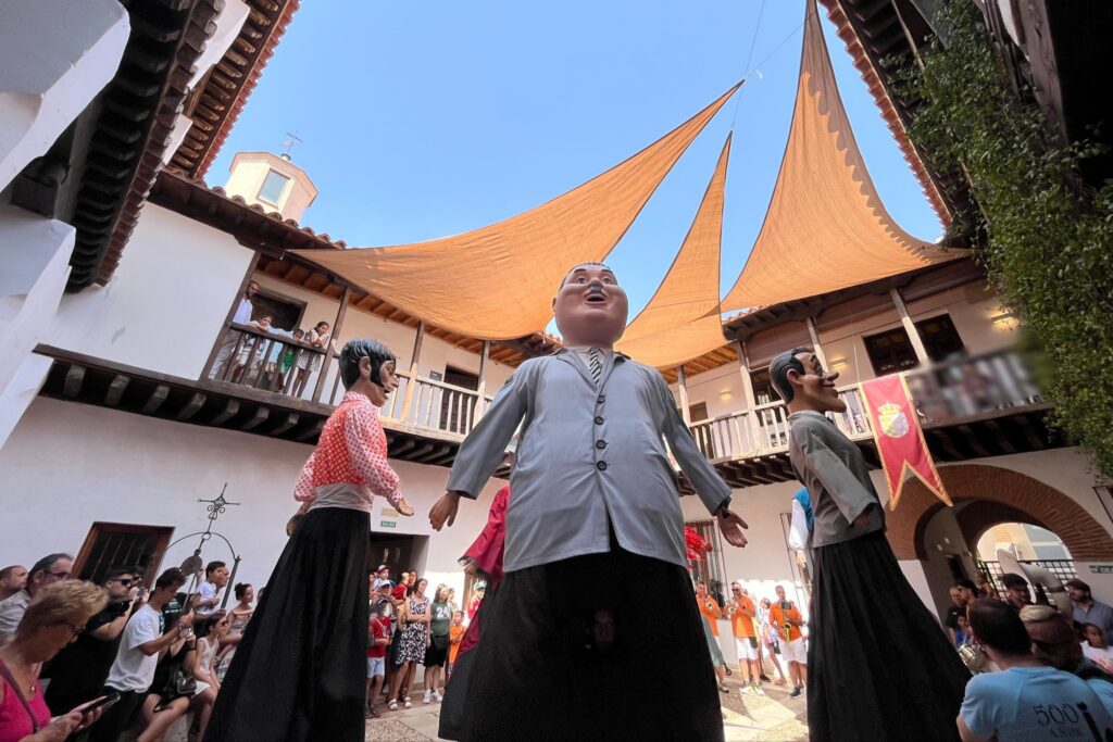 Multitudinario desfile de Gigantes y Cabezudos en el centro de Alcalá durante las fiestas de los Santos Niños 3 528606699 1201945901960941 3121655553781593038 n