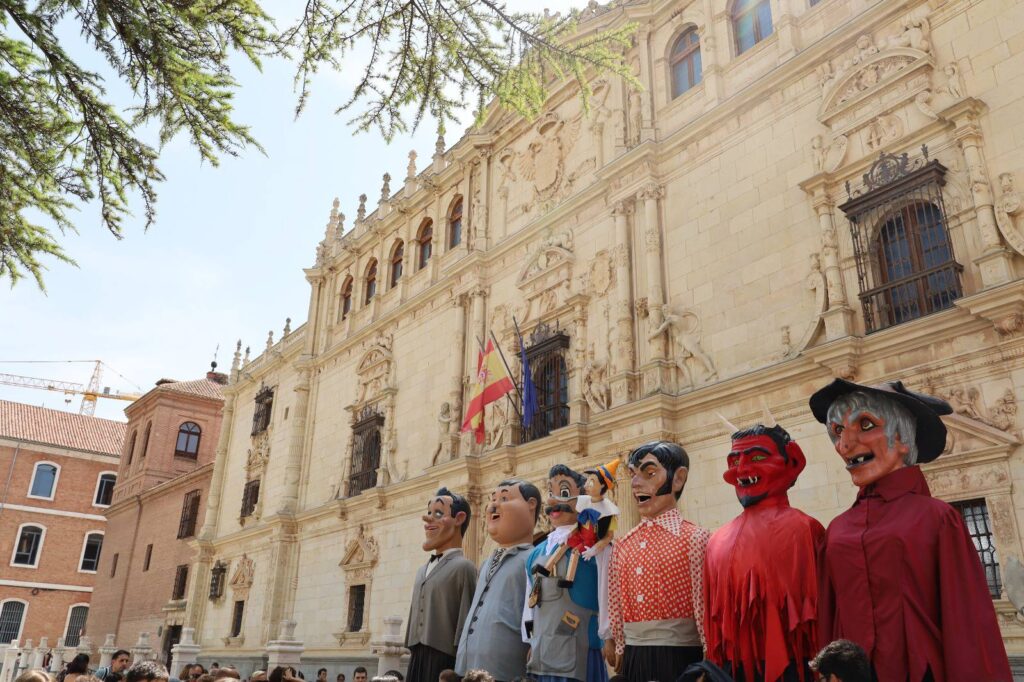 Multitudinario desfile de Gigantes y Cabezudos en el centro de Alcalá durante las fiestas de los Santos Niños 8 529335112 1201945808627617 3386608635331077325 n