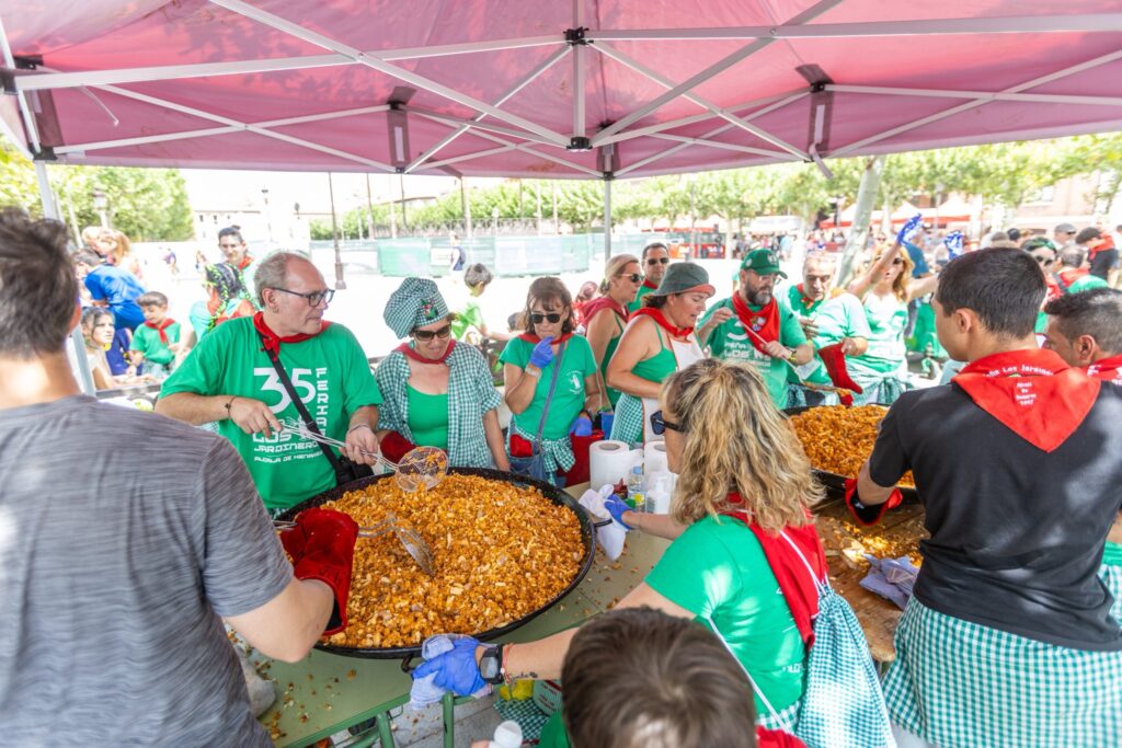 Vermut y migas solidarias llenan de ambiente y apoyo vecinal la Plaza de Cervantes 5 536280717 1205351911620560 5167181658038827547 n