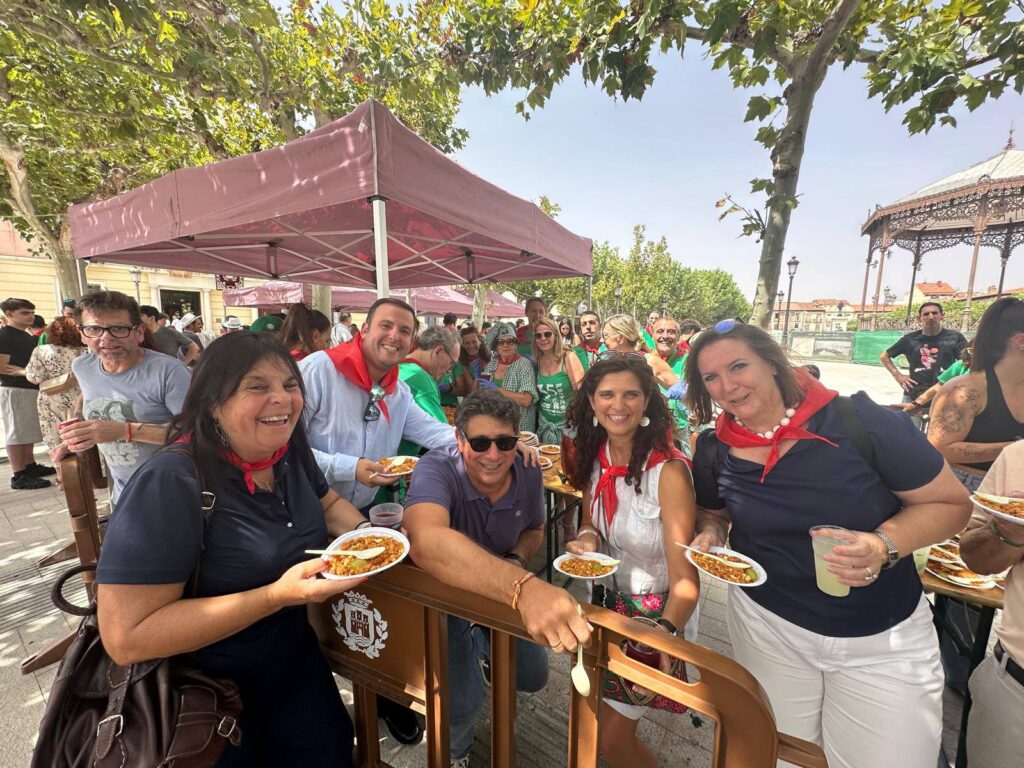Vermut y migas solidarias llenan de ambiente y apoyo vecinal la Plaza de Cervantes 4 538122095 1218834716938726 8883430292750320507 n