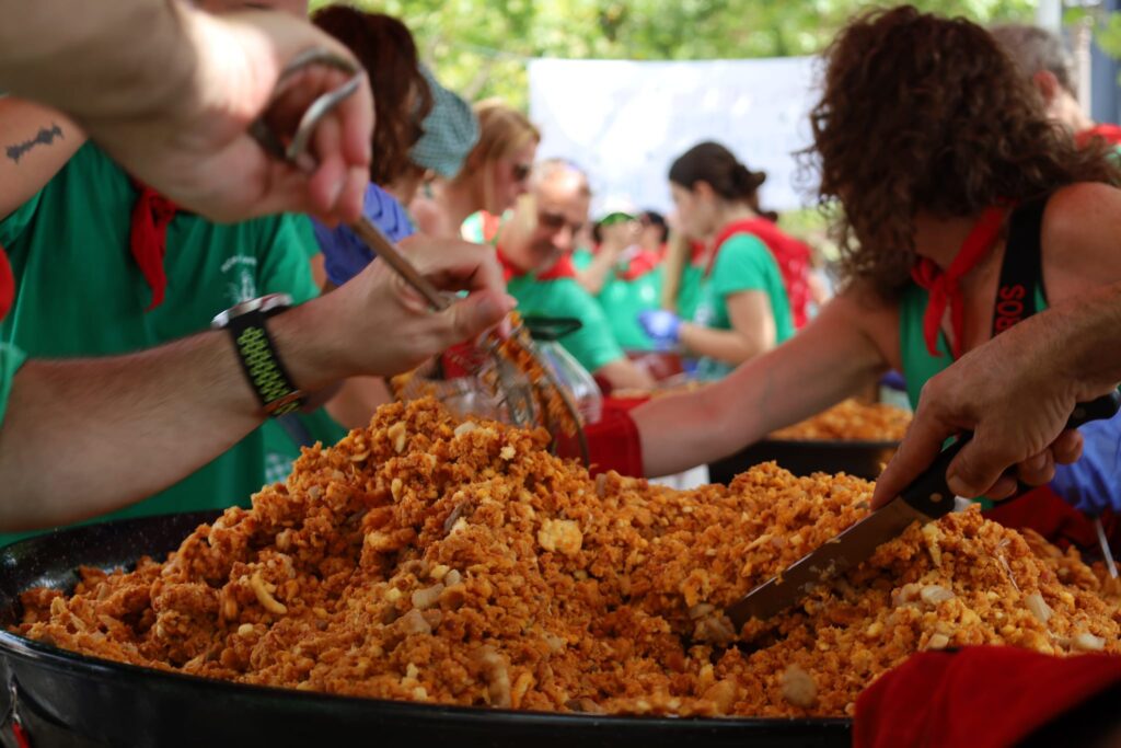 Vermut y migas solidarias llenan de ambiente y apoyo vecinal la Plaza de Cervantes 3 539091502 1218834800272051 8535207048081998212 n