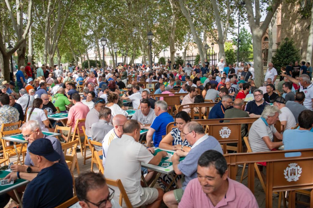 Órdagos y emoción en la Plaza de Palacio con el tradicional Torneo de Mus de las Ferias 2 539099301 1218729600282571 4560265604846415436 n