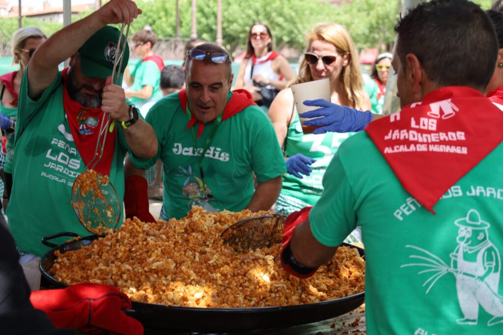 Vermut y migas solidarias llenan de ambiente y apoyo vecinal la Plaza de Cervantes 2 539740356 1218834843605380 3757655841103314958 n
