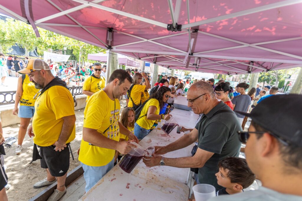 Vermut y migas solidarias llenan de ambiente y apoyo vecinal la Plaza de Cervantes 6 539776231 1205351948287223 7041490180350266227 n