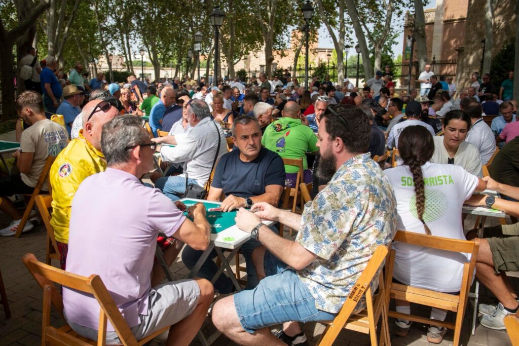 Órdagos y emoción en la Plaza de Palacio con el tradicional Torneo de Mus de las Ferias 5 540531188 1218809003607964 4684749938156419132 n