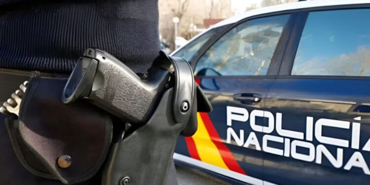 Detenidos tres presuntos butroneros por 18 robos con fuerza en varios municipios de la Comunidad, entre ellos, Alcalá 1 Agente de la Policía Nacional junto a un vehículo oficial / Imagen de archivo