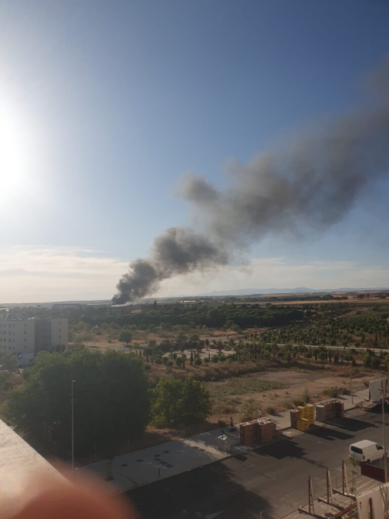 Un incendio en una nave industrial de El Olivar moviliza a tres dotaciones de bomberos 4 Imagen de WhatsApp 2025 08 28 a las 19.01.35 522a65b3