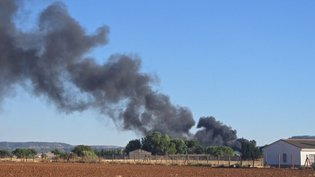 Un incendio en una nave industrial de El Olivar moviliza a tres dotaciones de bomberos 5 Imagen de WhatsApp 2025 08 28 a las 19.01.35 a5c532ef