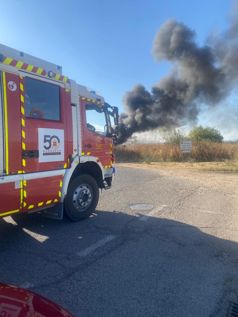 Un incendio en una nave industrial de El Olivar moviliza a tres dotaciones de bomberos 2 Imagen de WhatsApp 2025 08 28 a las 19.01.52 0f96cd97