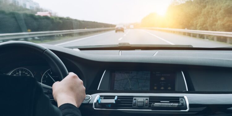 Consejos clave de la DGT para viajes largos en plena operación salida 1 Viaje en coche