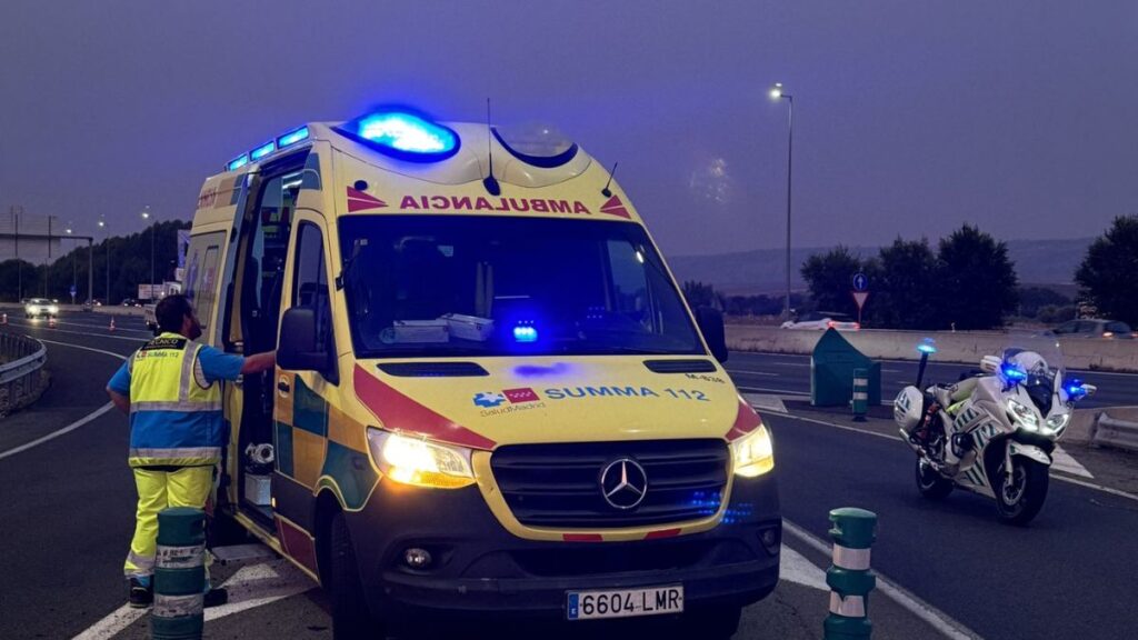 Fallece un joven de 23 años tras chocar contra un panel de señalización en la A-2 a la altura de Alcalá 1 ambulancia summa 112