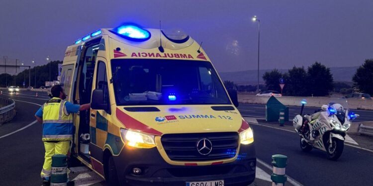 Fallece un joven de 23 años tras chocar contra un panel de señalización en la A-2 a la altura de Alcalá 1 ambulancia summa 112